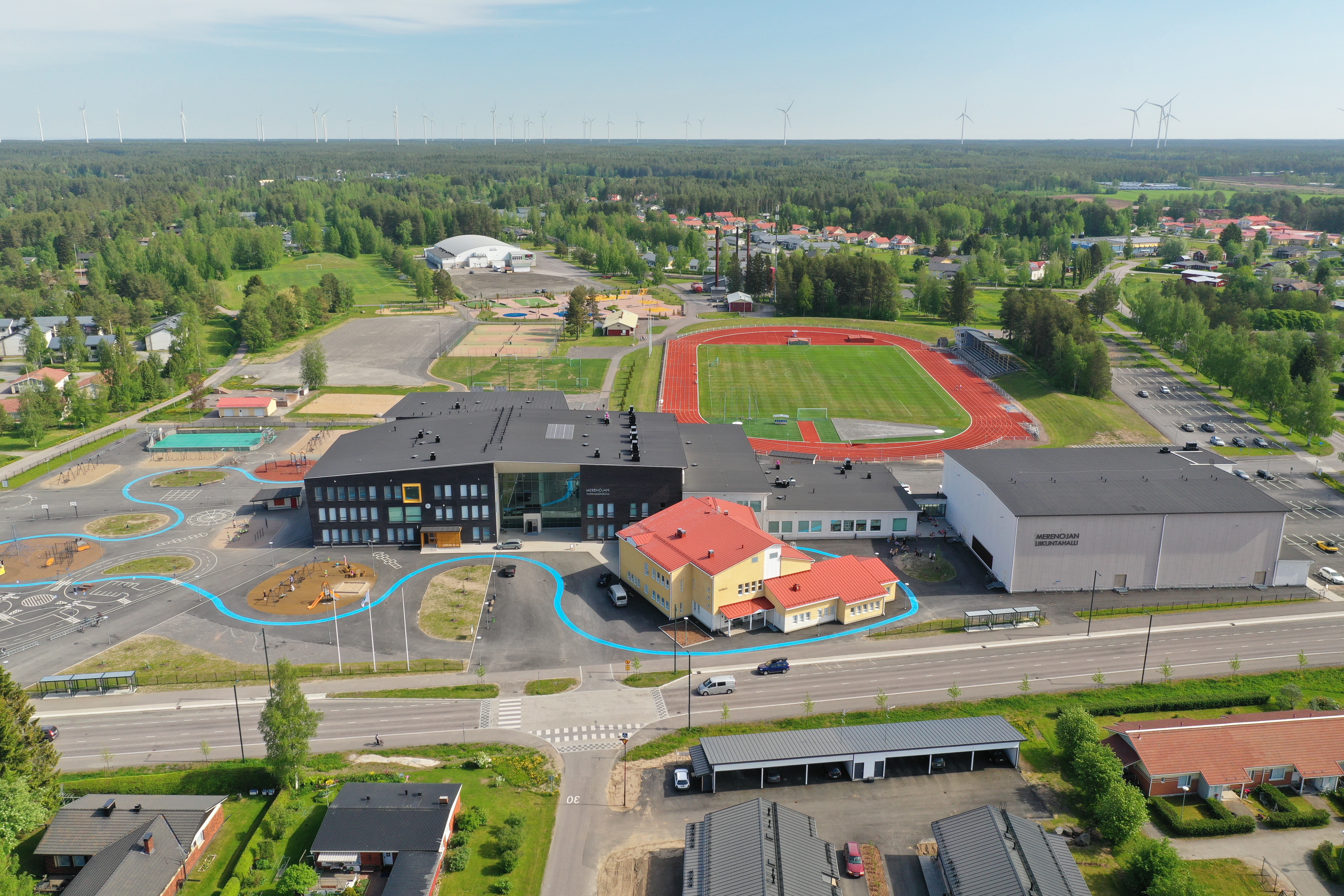 Koulurakennuksia ja taustalla urheilukenttä.