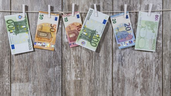 Euron seteleita kuivumassa pyykkinarulla