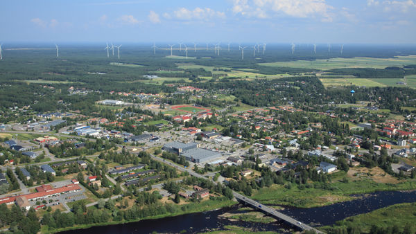 Kesäinen kuva Kalajoen keskustasta, joki, rakennuksia ja tuulimyllyjä