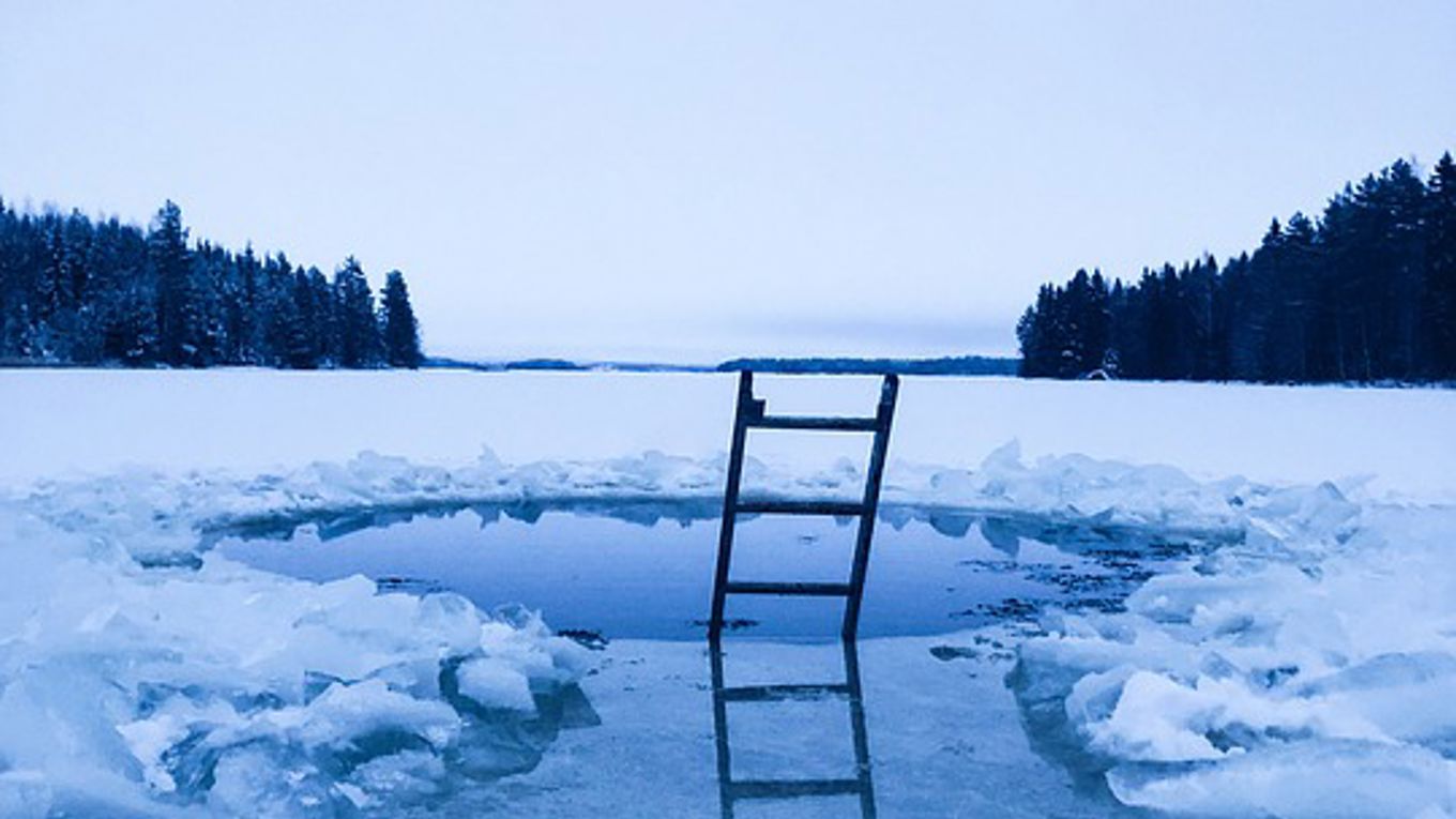 Kuva avannosta, joki jäässä, tikapuut avantoon