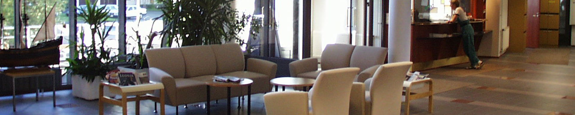 Toimisto, kaupungintalon aula, sohvakalusto.