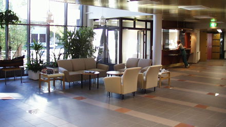 Toimisto, kaupungintalon aula, sohvakalusto.