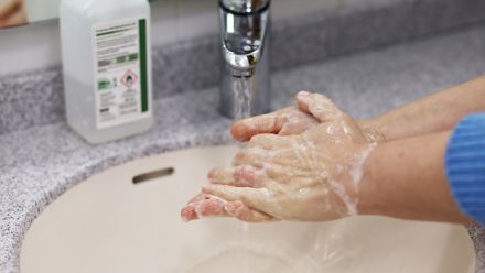 Käsien pesu, vesihana, juokseva vesi.