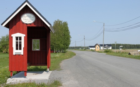 Punainen linja-autokatos, tie, kylätie.