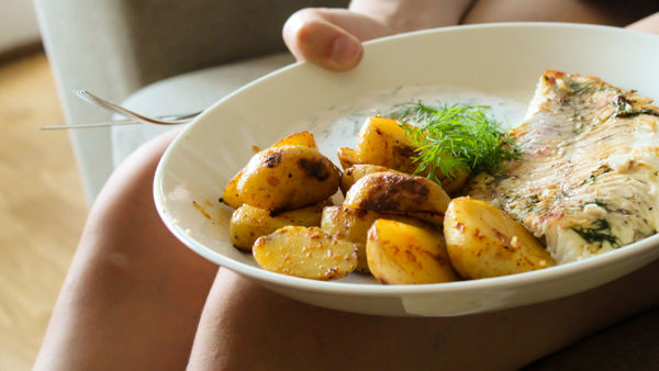 Ruoka, ruokalautanen, jossa perunoita ja kalaa.