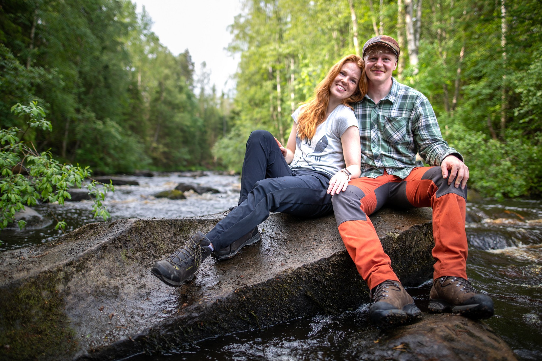 Pariskunta kesällä Kalajoen luonnossa