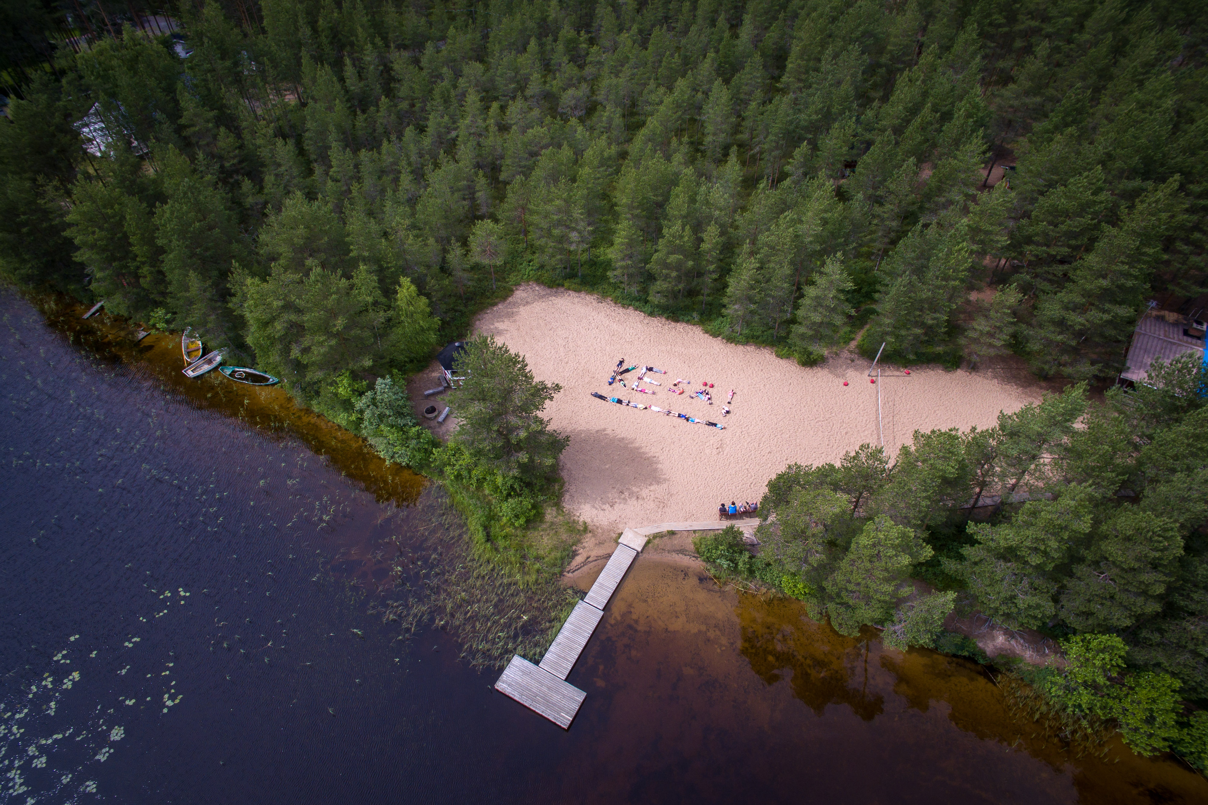 Pitkäjärven ranta ja laituri. 