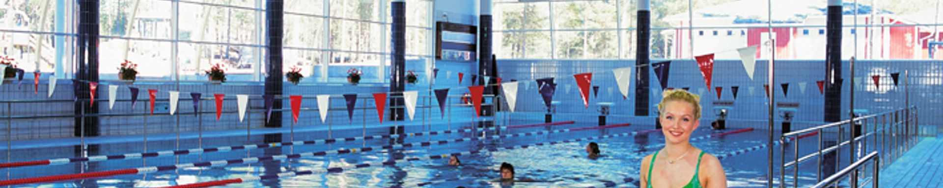 Uimahalli, tyttö nousee ylös uima-altaasta