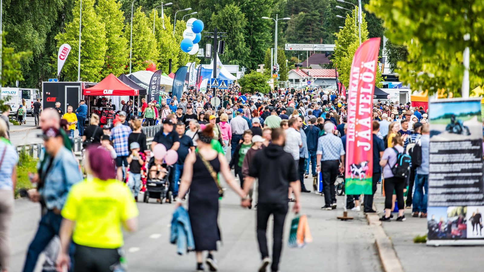 Ihmisvilinää Farmari-messuilla.