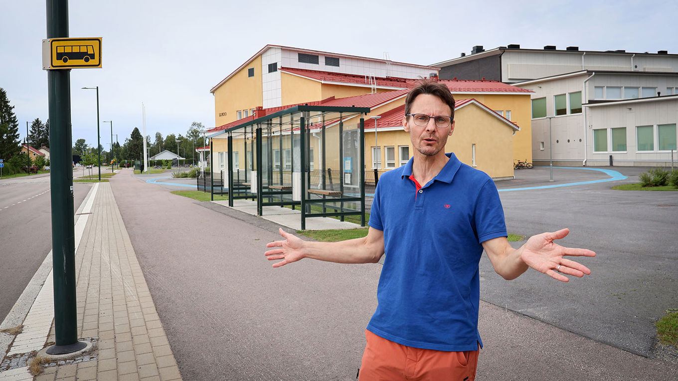 Rehtori Miika Heikkilä näyttää, missä sijaitsee Merenojan yhtenäiskoulun saattoalue.