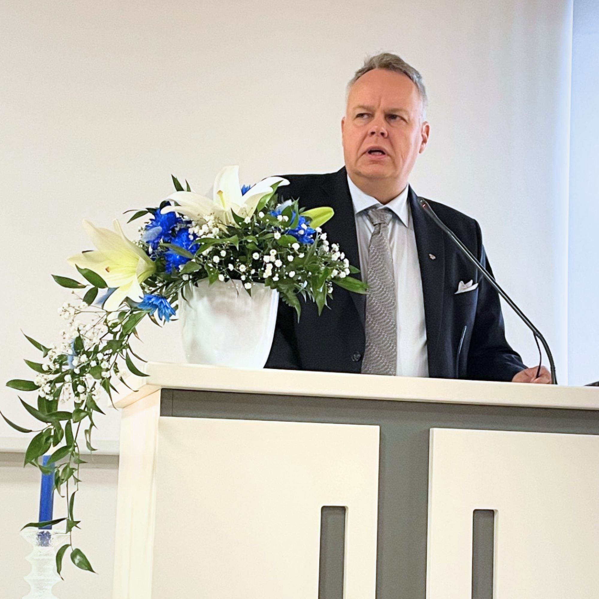 Professori Juho Saari pitää juhlapuhetta itsenäisyyspäiväjuhlassa Kalajoella.