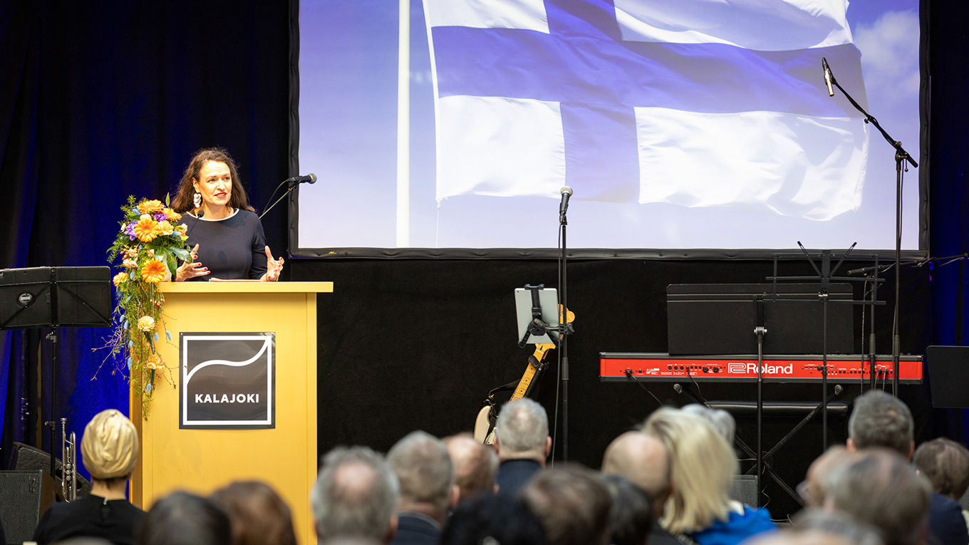 Kunta- ja alueministeri pitää puhetta juhlayleisölle.