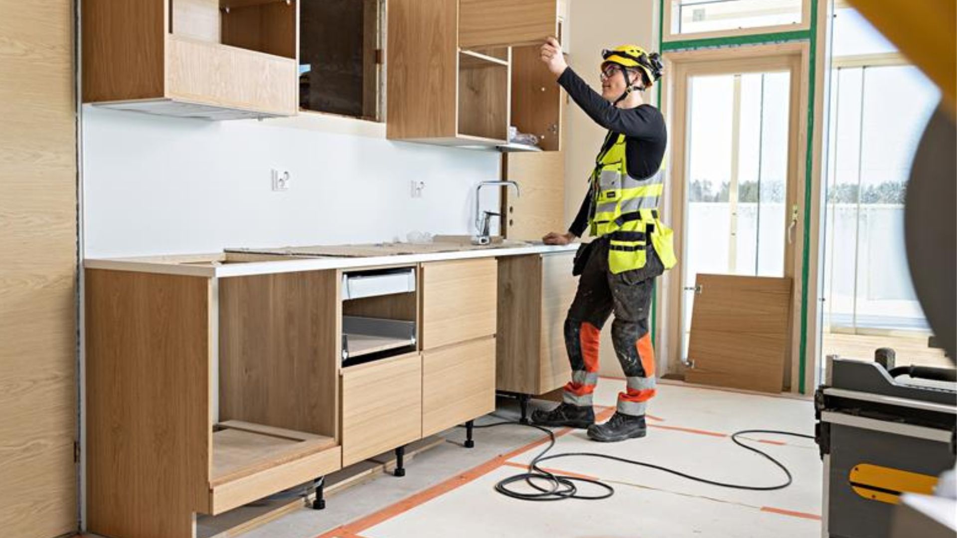 Mies asentaa keittiötä.