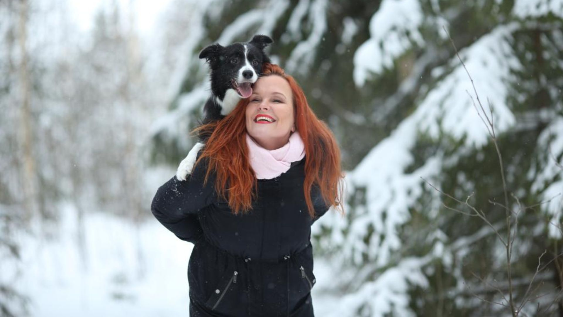 Piia Koriseva koiransa kanssa.