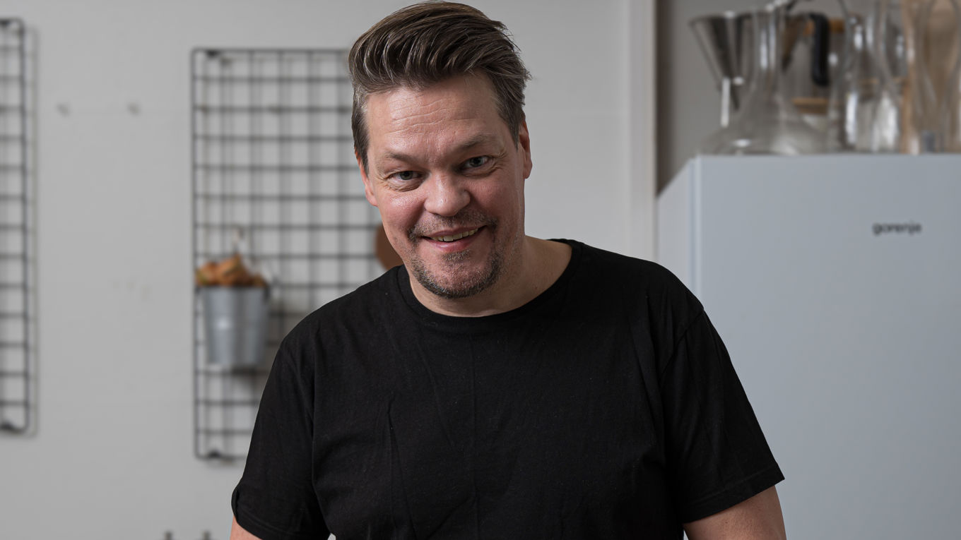 mies keittiössä
