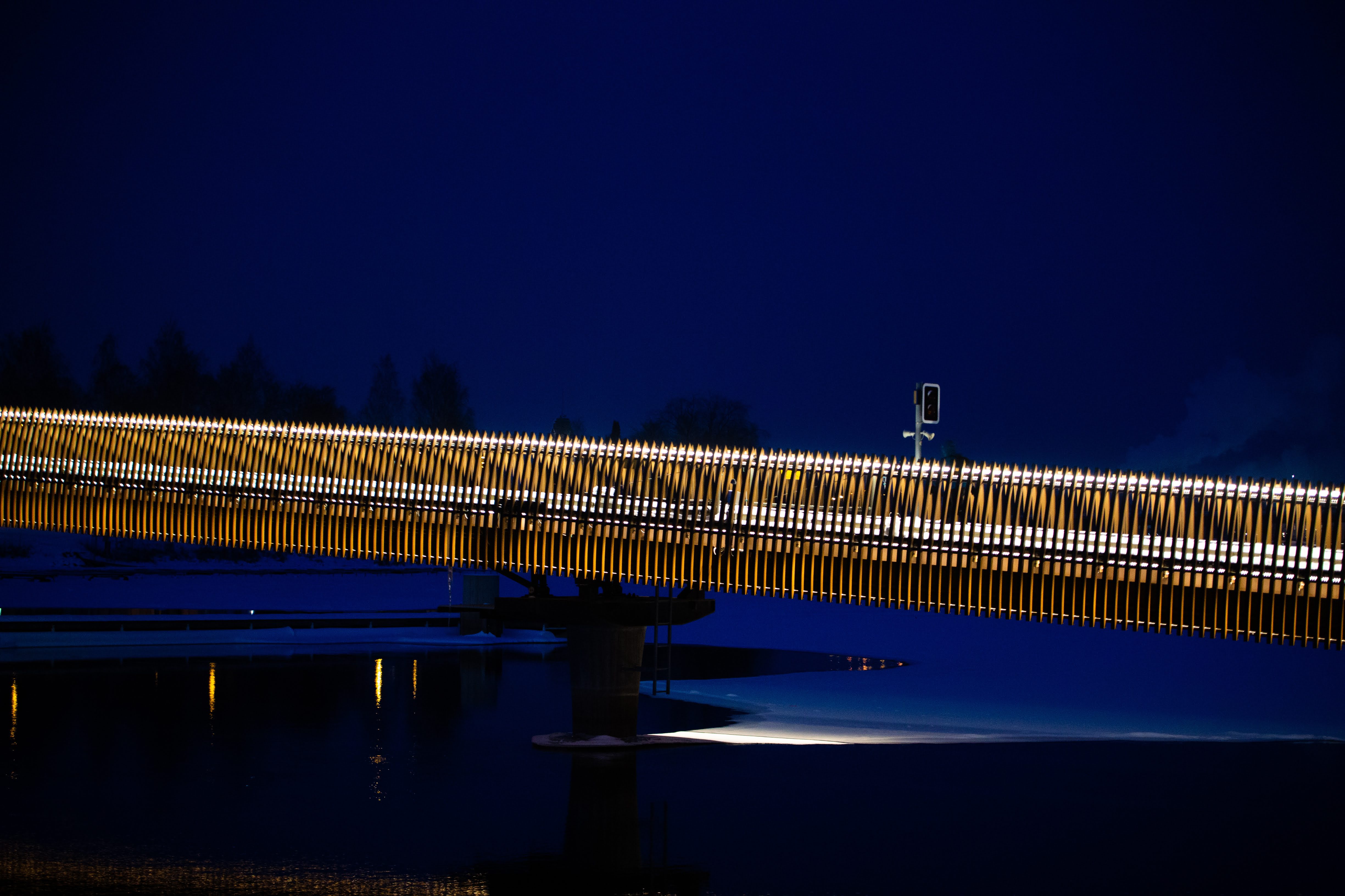 Silta, sillalla valo, yö, kuvaaja Emma Lilleberg