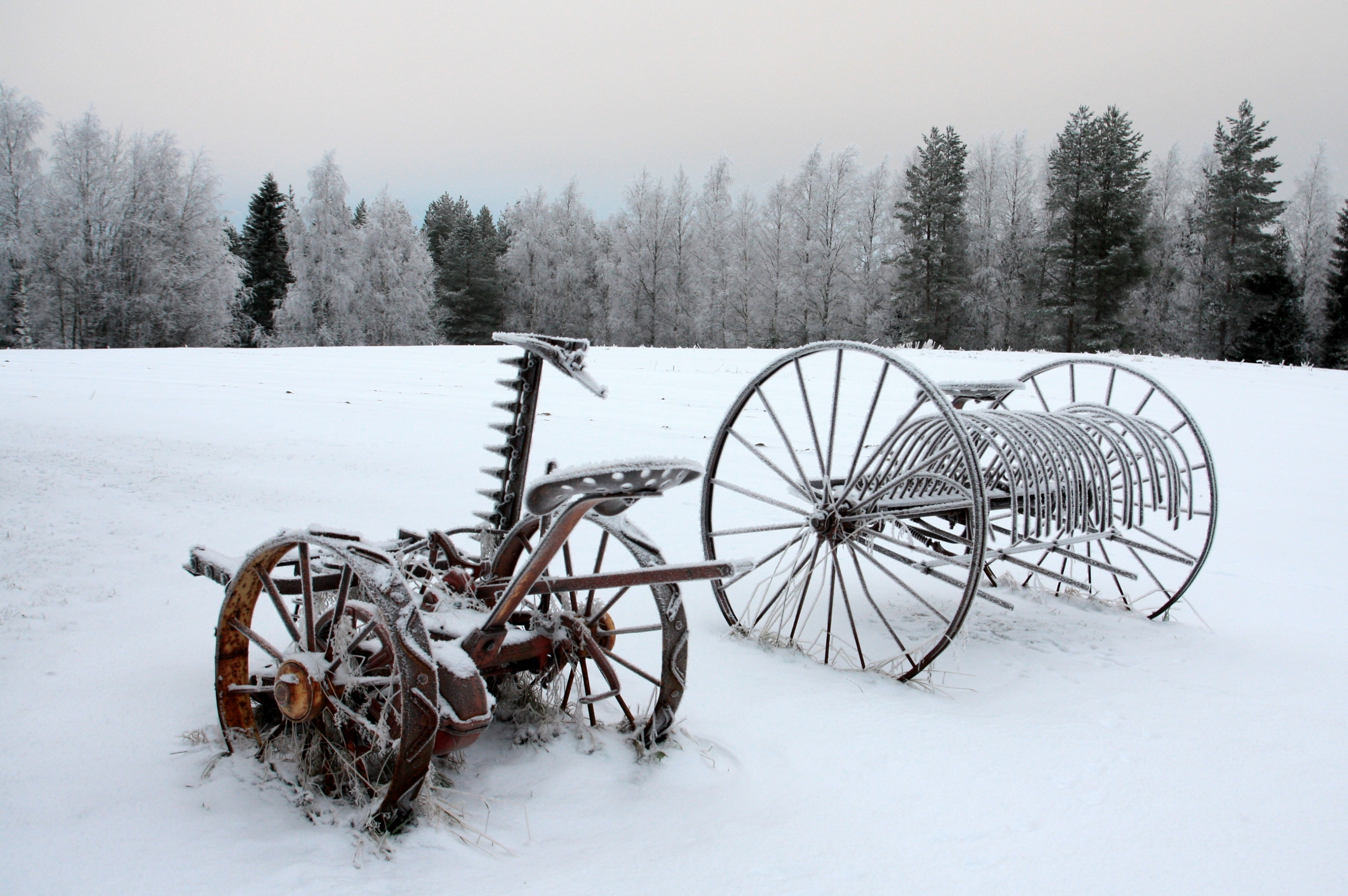 Entisajan maatalouskoneita, lunta, metsää