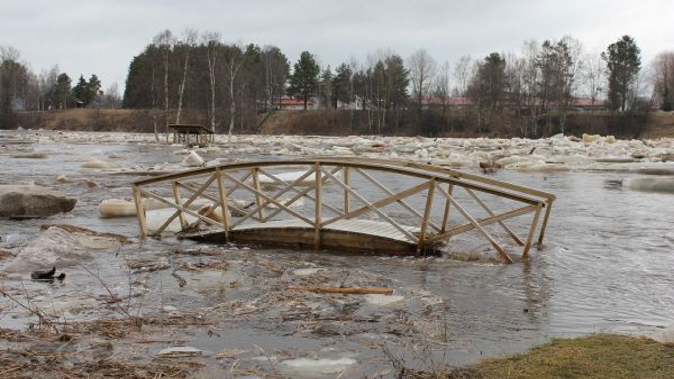 Kuva kevättulva, joki tulvii, silta vedessä