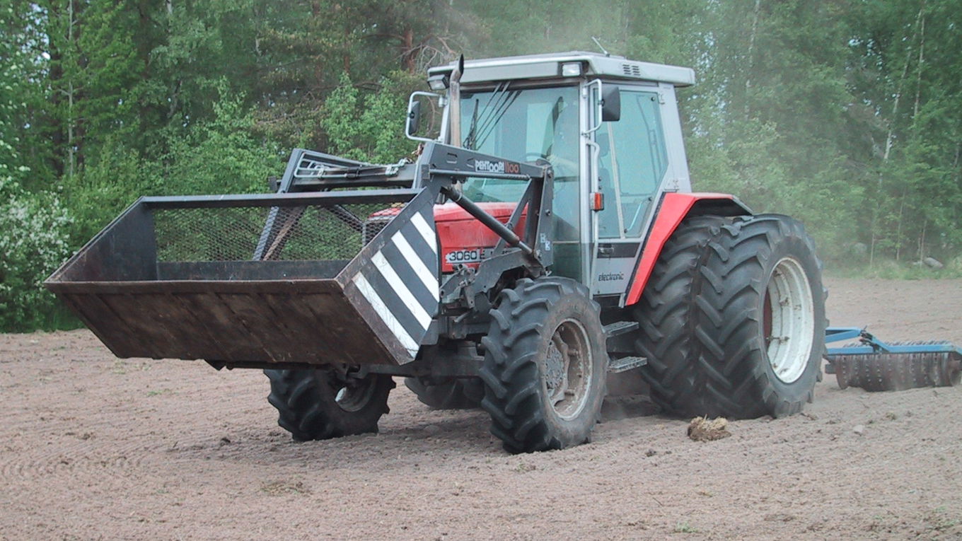 Kuva traktori pellolla kevättöissä