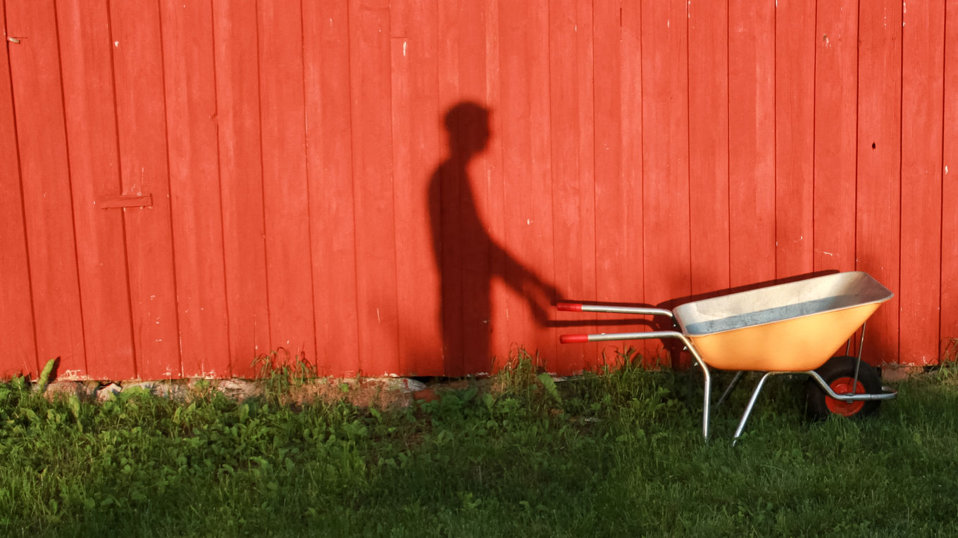 Kuva ihmisen varjo ja kottikärryt