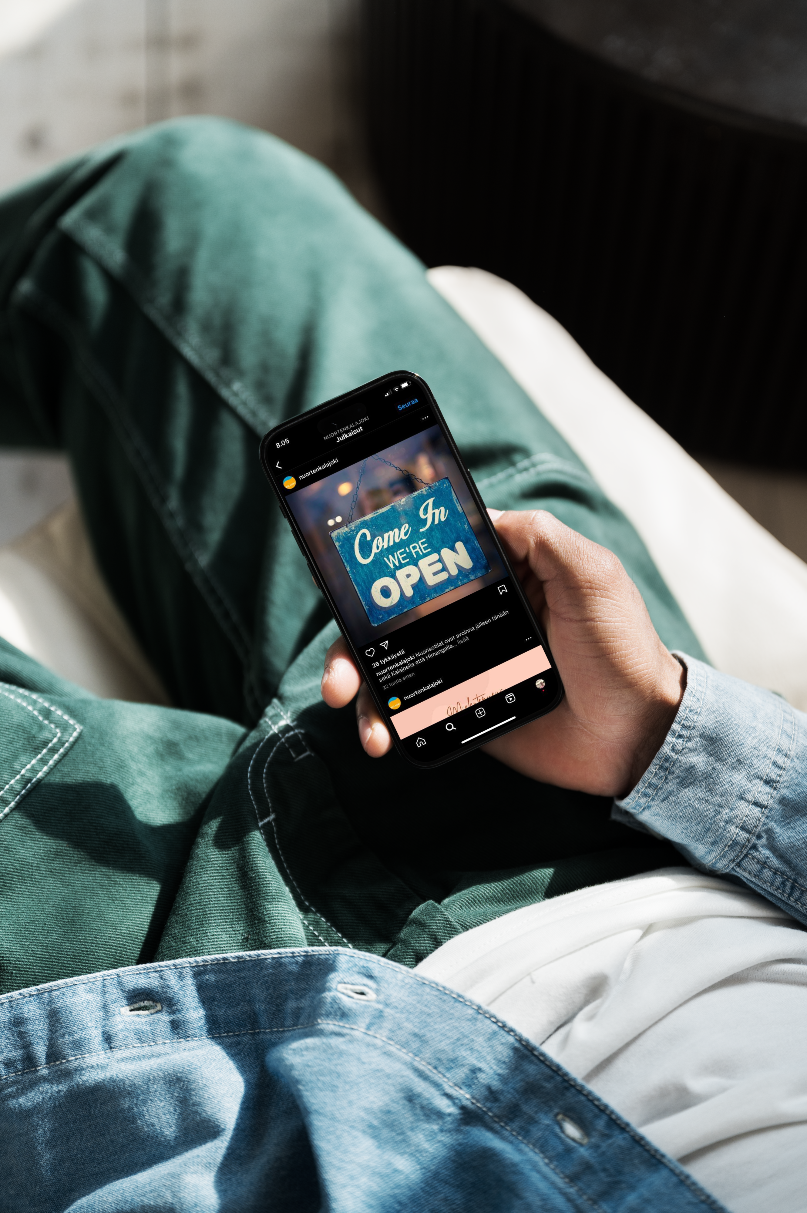 Puhelin on nuoren kädessä. 