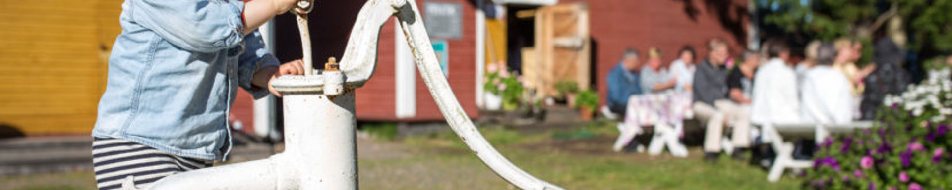 Lapsi leikkii kaivolla Havulan pihapiirissä.