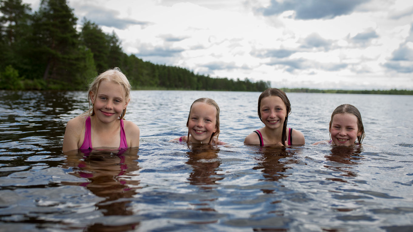 Lapsia uimassa järvessä.