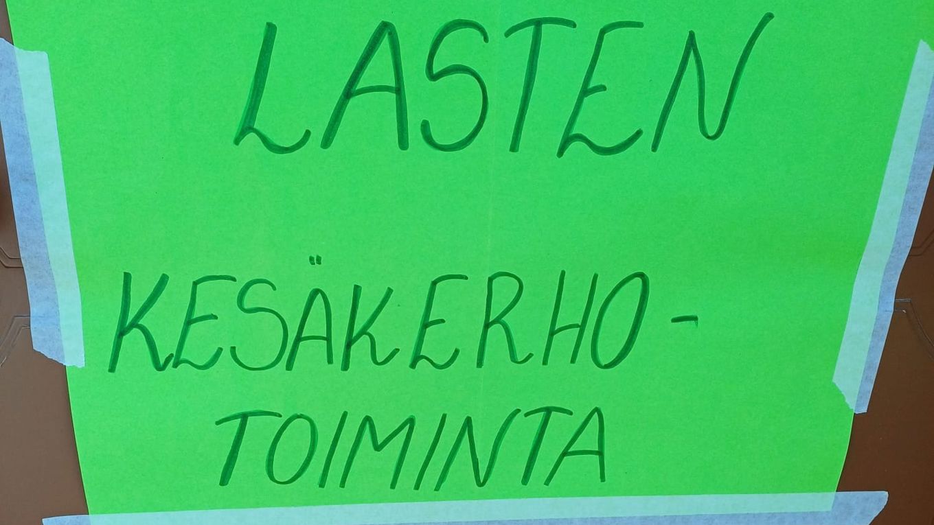 Lasten kesäkerhotoiminta -kyltti.