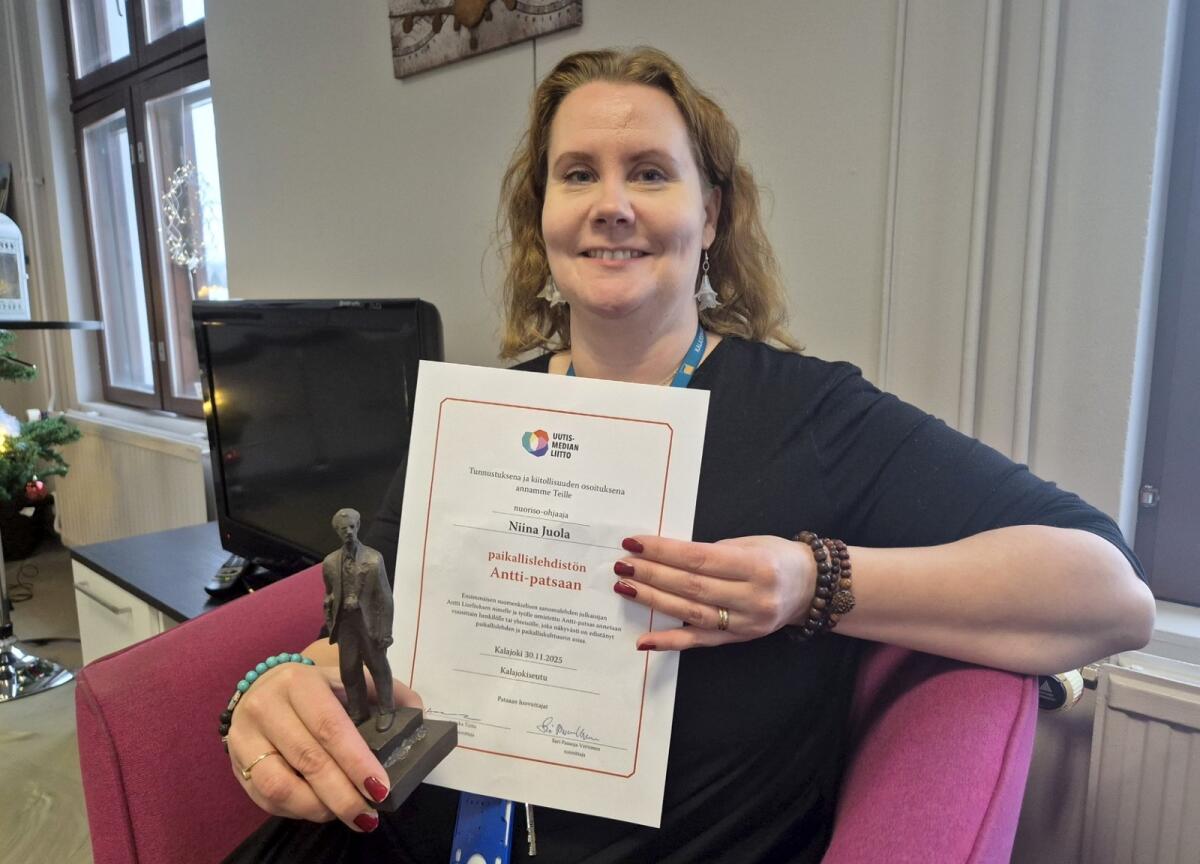 Niina Juola ja Antti-patsas sekä kunniakirja. 