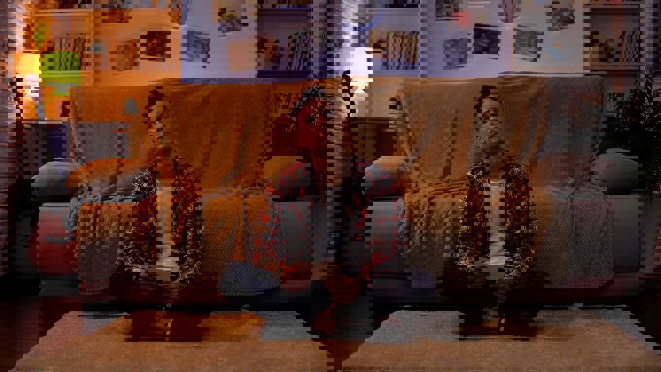 Poika istuu lattialla.