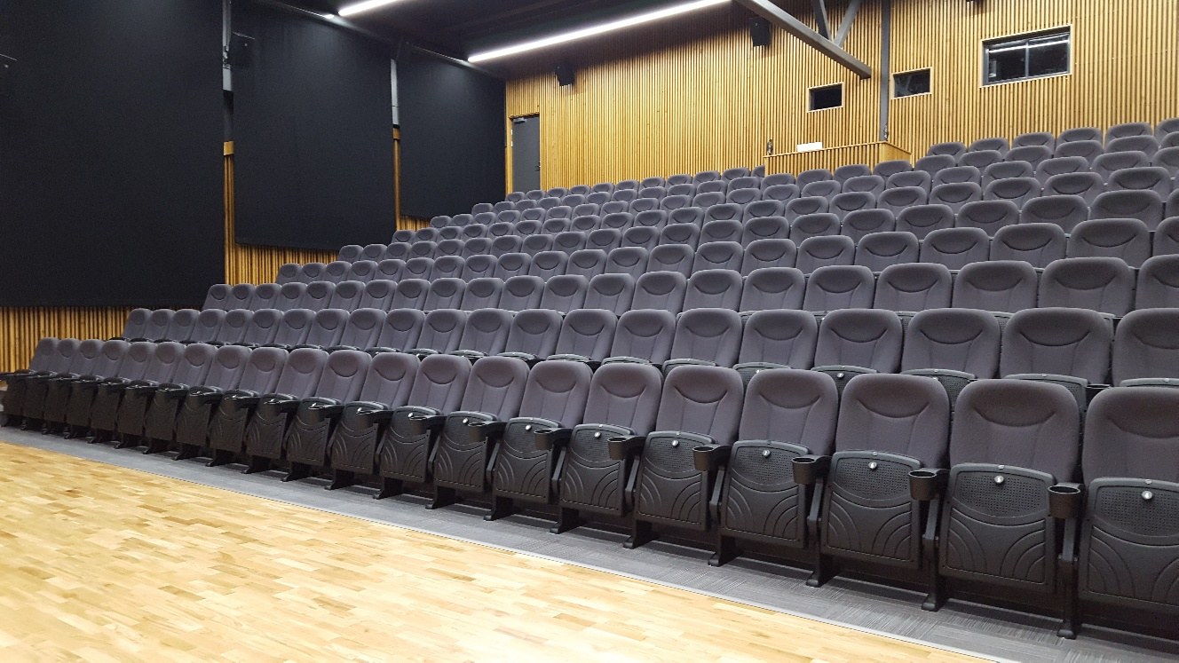 Nouseva katsomo Virta-salissa.