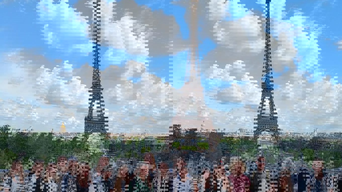 Students in front of the Eiffel Tower