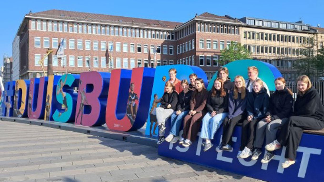 students at a big sign Duisburg
