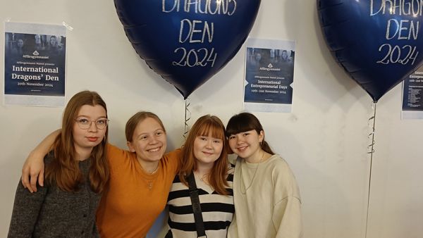 Students in front of a air baloon