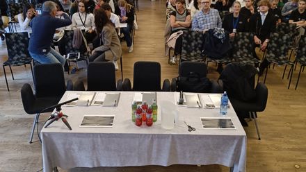 picture of the hall with the judges table