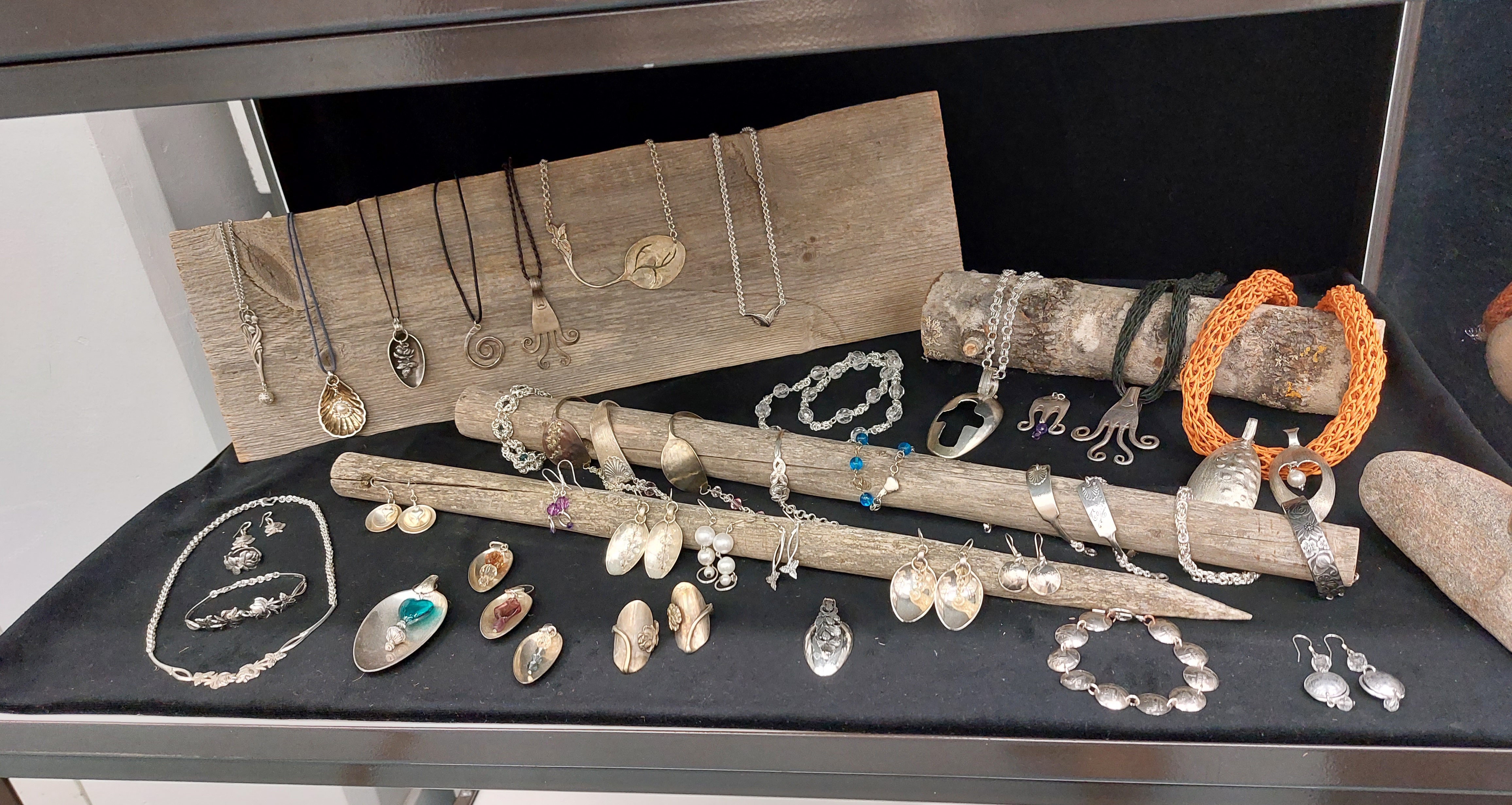 Erilaisia koruja näytteilleasetettuna.