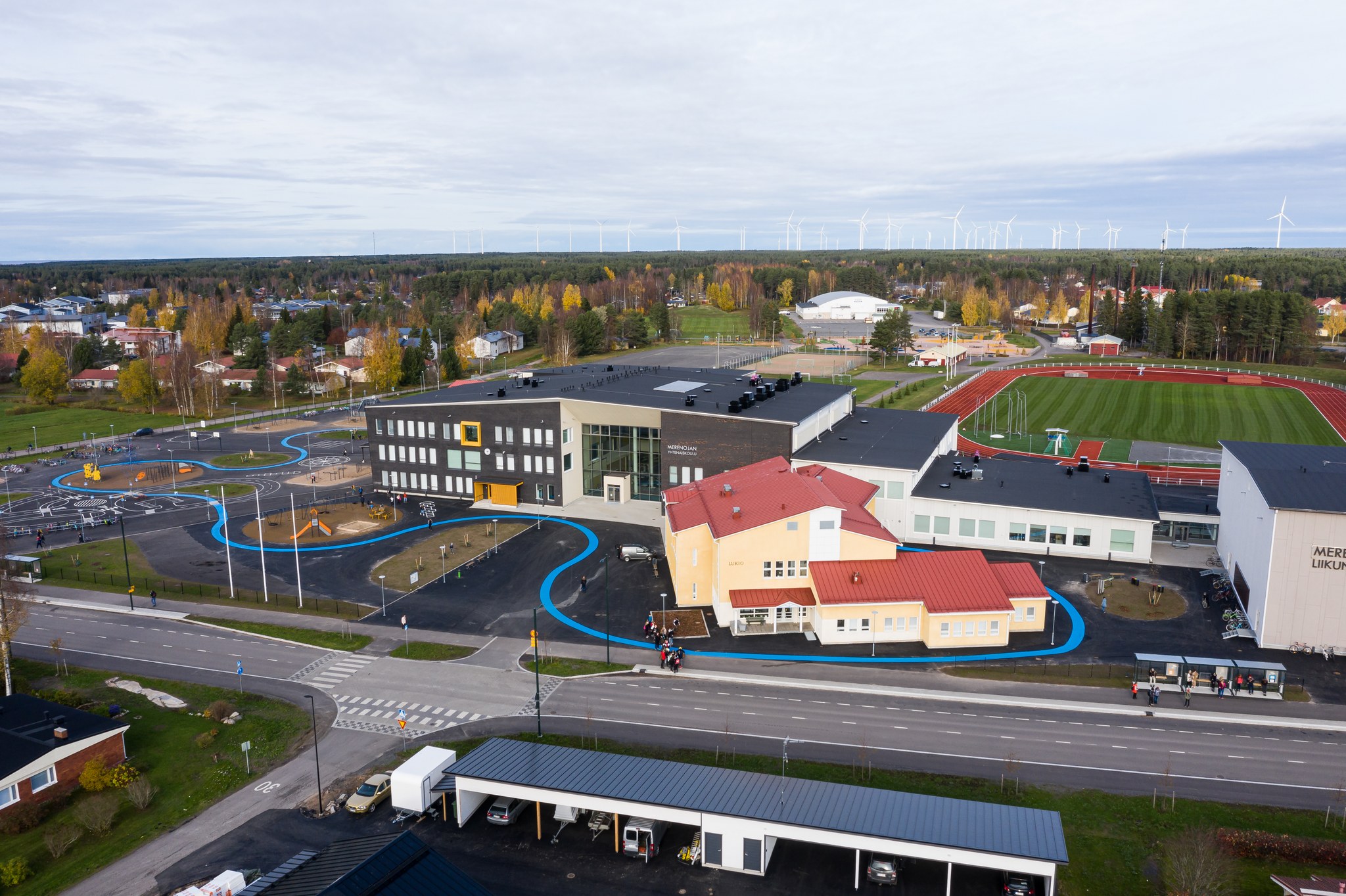 Merenojan yhtenäiskoulu ja lukio ilmasta kuvattuna.