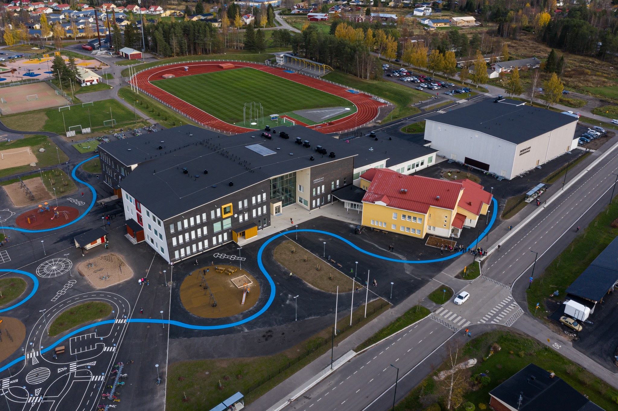 Merenojan koulu ja ympäristöä ilmasta kuvattuna.
