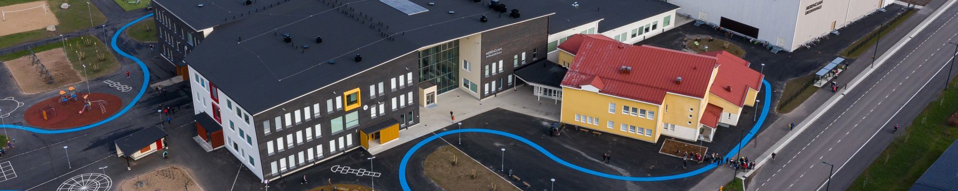 Merenojan koulu ja ympäristöä ilmasta kuvattuna.