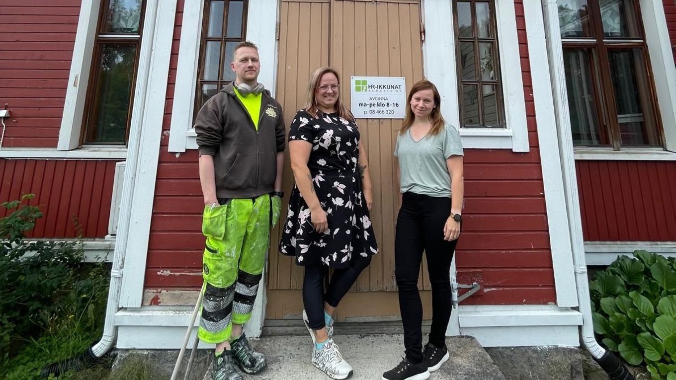 HR Ikkunat Oy:n Ville Ruhkala, Piia Ruhkala ja Jenni Hakola.