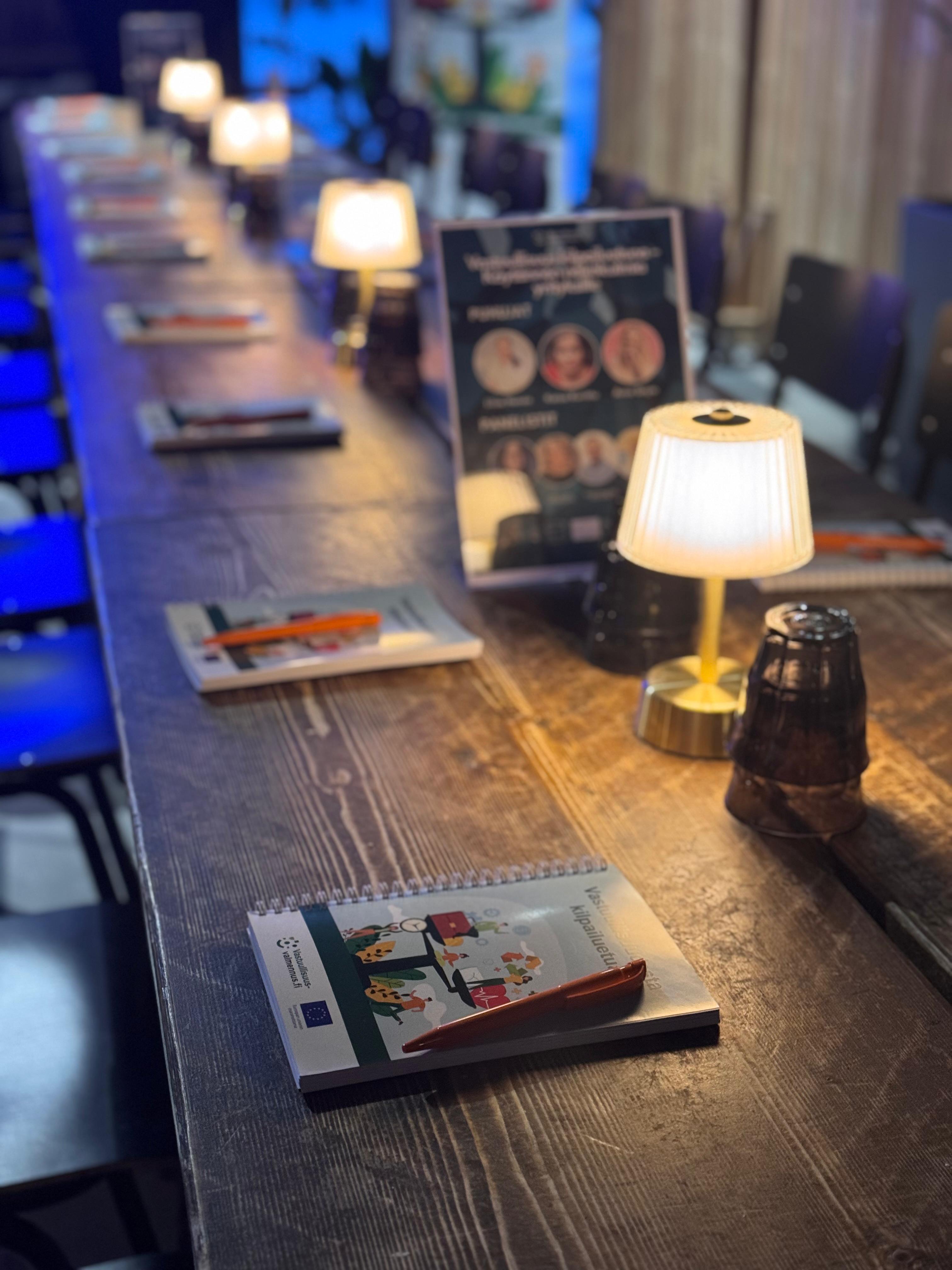 Pöytäasettelut seminaarissa.