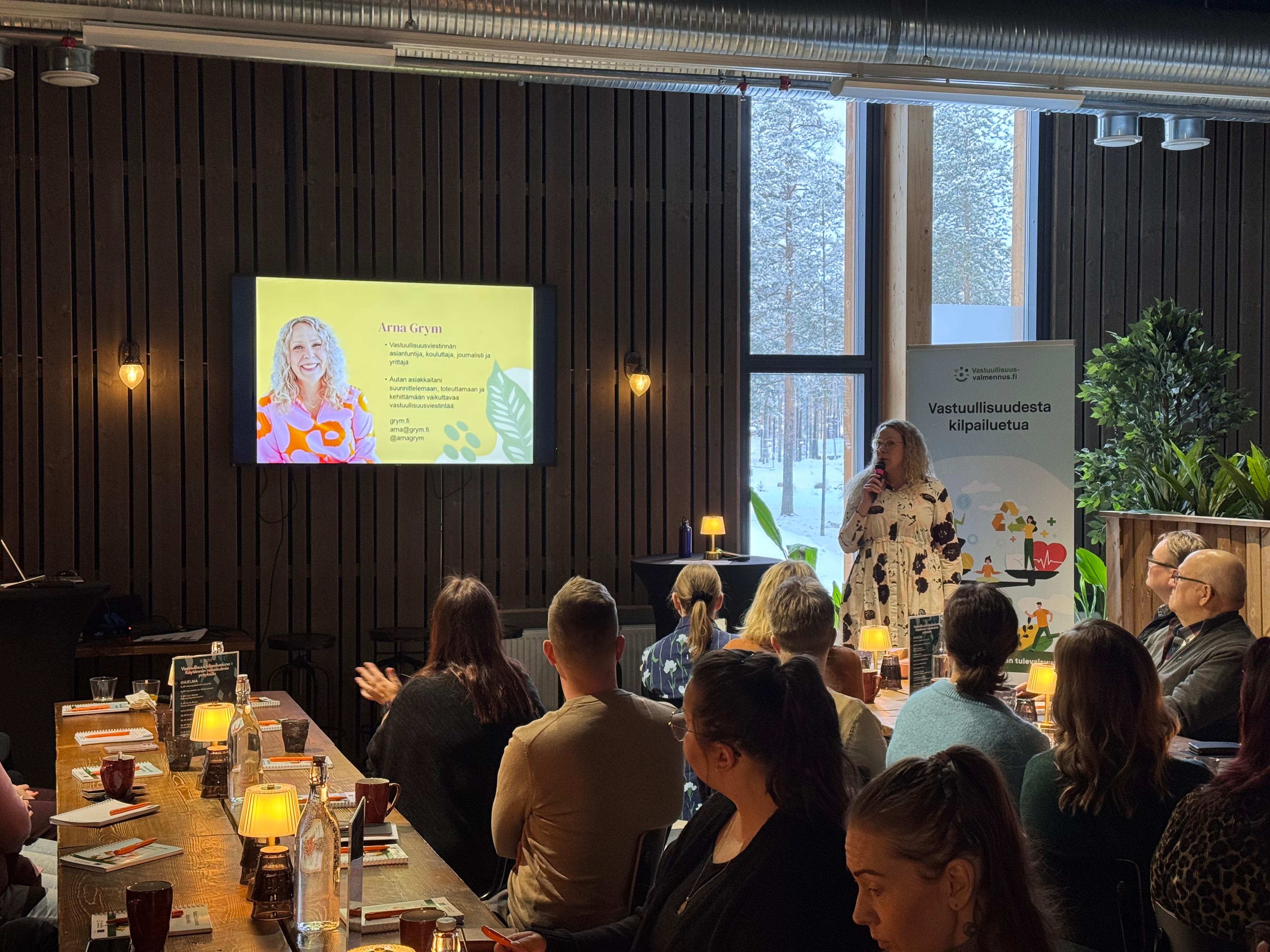Arna Grym puhumassa vastuullisuusviestinnästä.