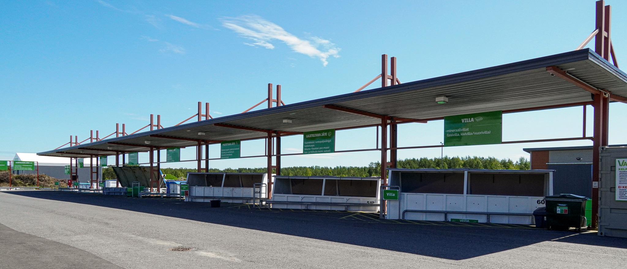 Kuvassa lajittelupihan katokset