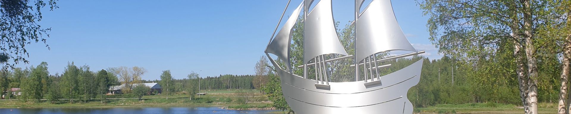 Kaljaasi-patsas jokirantamaisemassa.