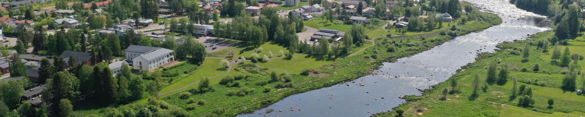 Joki ja vihreää asuinaluetta sen ympärillä.