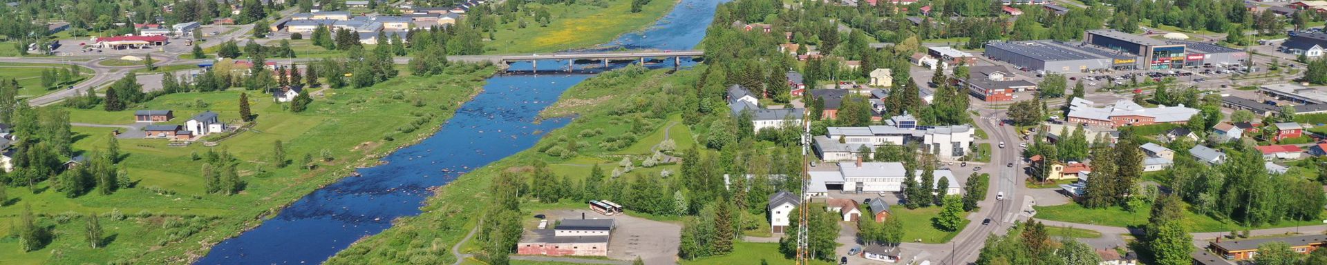 Raknnuksia joen molemmin puolin. Taustalla horisontti ja meri.